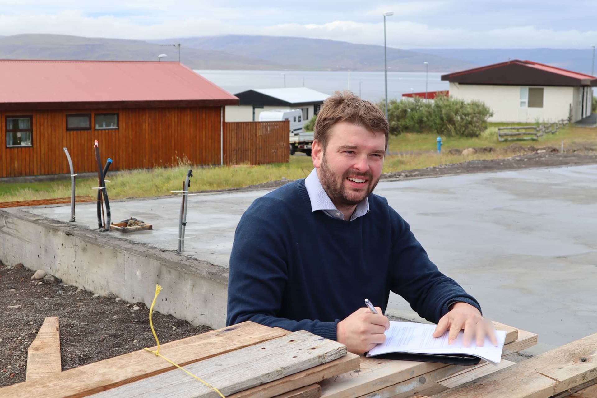 Ásmundur Einar Daðason undirritaði breytingar á reglugerð um lánaflokka Íbúðalánasjóðs á Drangsnesi í Steingrímsfirði í morgun. - mynd