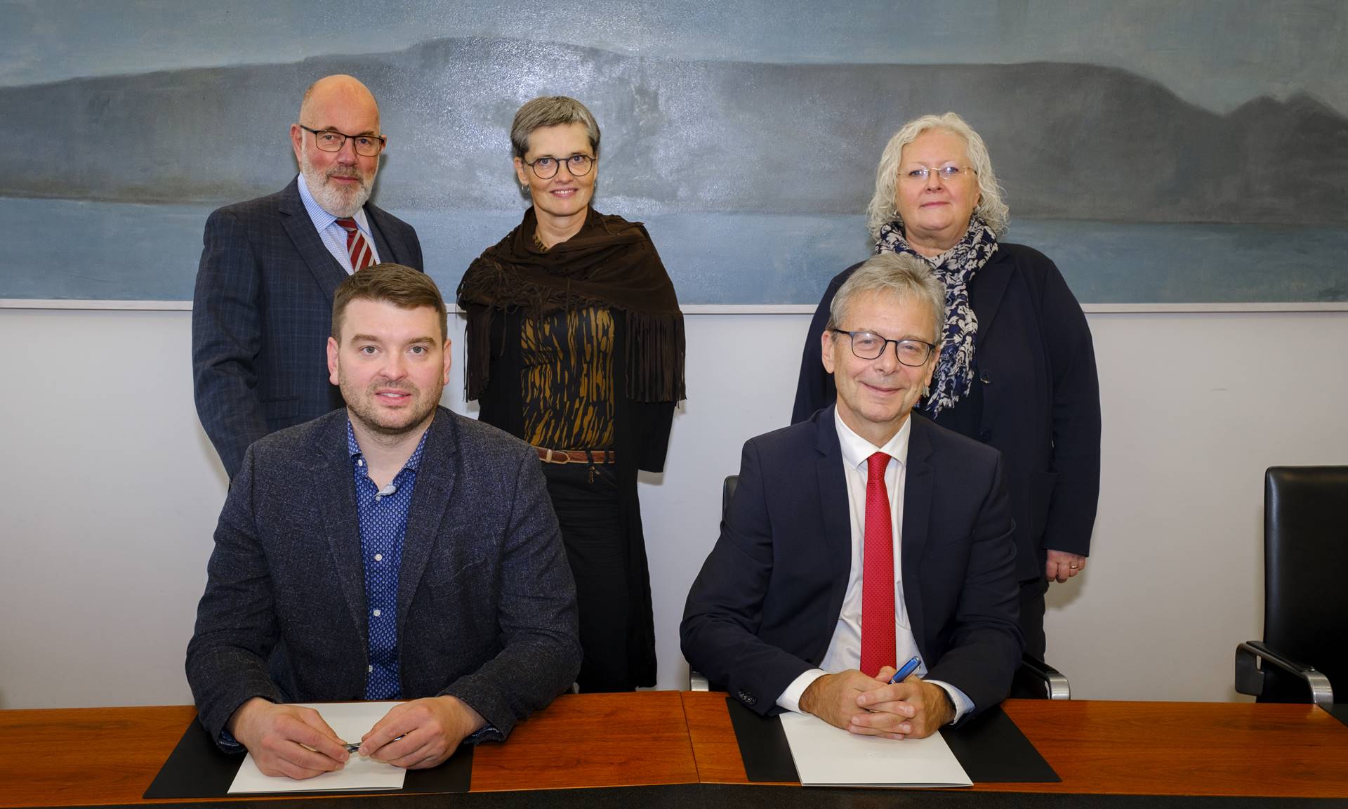 Við undirritun samningsins í Háskóla Íslands í dag. Sitjandi eru Ásmundur Einar Daðason félags- og barnamálaráðherra og Jón Atli Benediktsson, rektor Háskóla Íslands, og standandi frá vinstri eru Gissur Pétursson, ráðuneytisstjóri í félagsmálaráðuneytinu, Hervör Alma Árnadóttir, dósent og varaforseti Félagsráðgjafardeildar, og Guðný Björk Eydal, prófessor og forseti Félagsráðgjafardeildar. MYND/Kristinn Ingvarsson - mynd