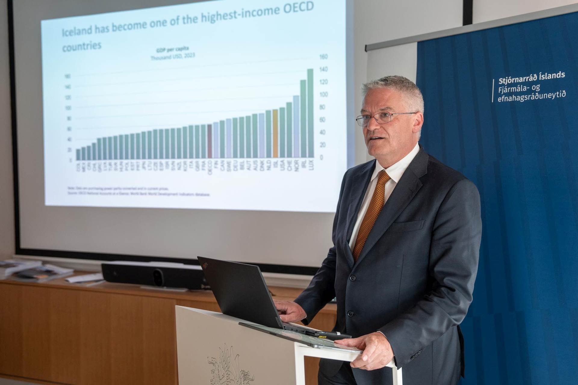Mathias Cormann, framvkæmdastjóri OECF kynnir skýrslu stofnunarinnar. - mynd