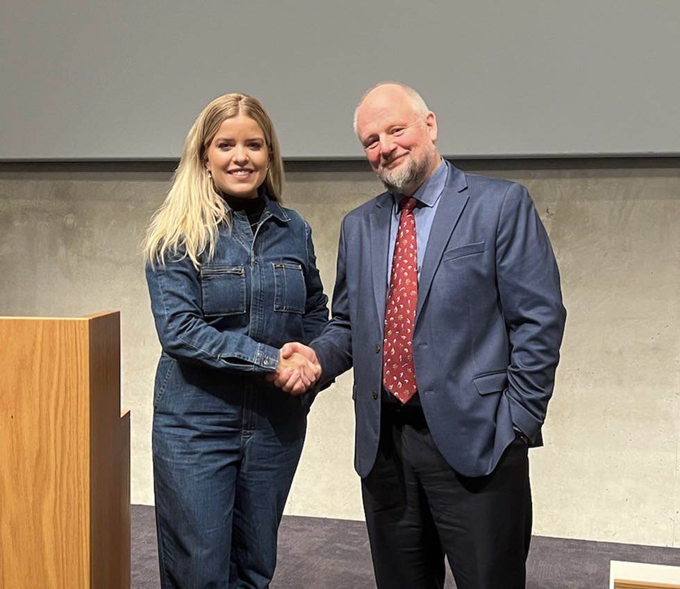 Áslaug Arna Sigurbjörnsdóttir, háskólaráðherra, og Eyjólfur Guðmundsson, rektor Háskólans á Akureyri, við undirritun samkomulagsins. - mynd