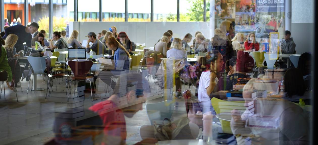 Mynd úr safni af Háskólatorgi Háskóla Íslands - mynd