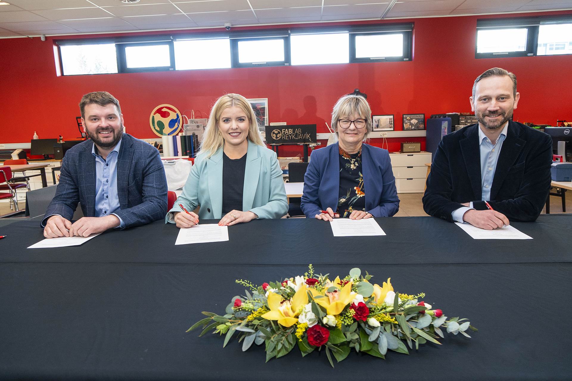 Ásmundur Einar Daðason, Áslaug Arna Sigurbjörnsdóttir, Guðrún Hrefna Guðmundsdóttir og Einar Þorsteinsson við undirritun samnings um Fab Lab Reykjavík. - mynd