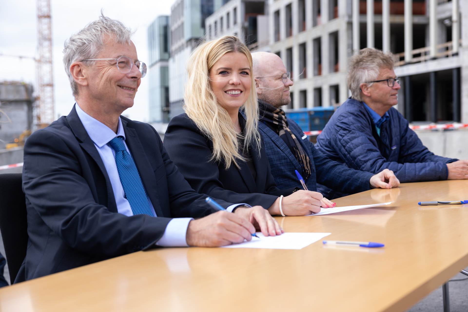 Áslaug Arna Sigurbjörnsdóttir og Jón Atli Benediktsson við undirritun samningsins. - mynd