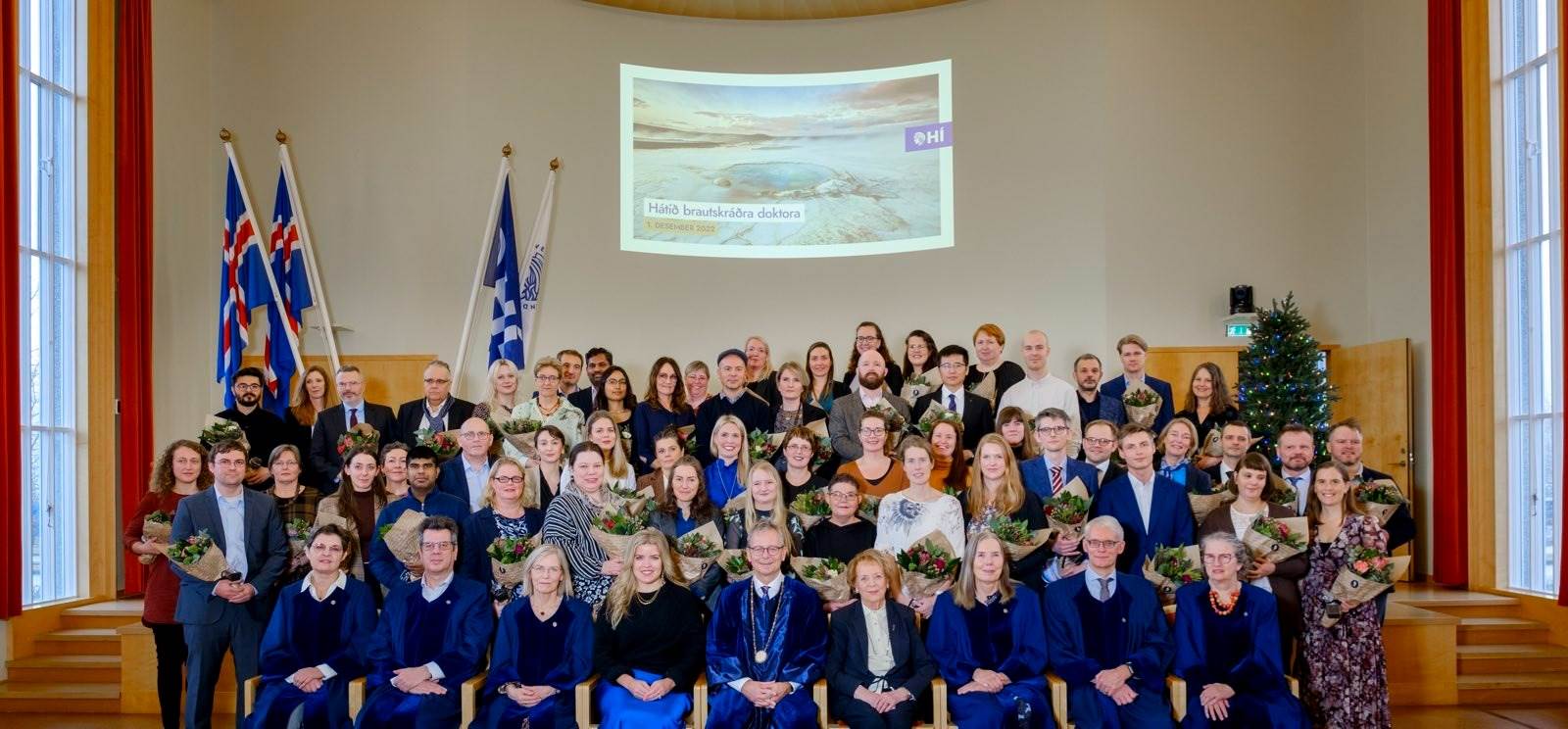 Doktorarnir sem viðstaddir voru athöfnina ásamt háskóla-, iðnaðar- og nýsköpunarráðherra, Vigdísi Finnbogadóttur, rektor, aðstoðarrektor vísinda og forsetum fræðasviða skólans - mynd