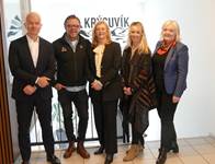 Alma D. Möller ásamt Elíasi Guðmundssyni framkvæmdastjóra Krýsuvíkur, Láruwi Welding, formanni stjórnar Krýsuvíkursamtakanna, Vagnbjörgu Magnúsdóttur fíknifræðingi og Sigríði Jónsdóttur sérfræðingi í heilbrigðisráðuneytinu - mynd