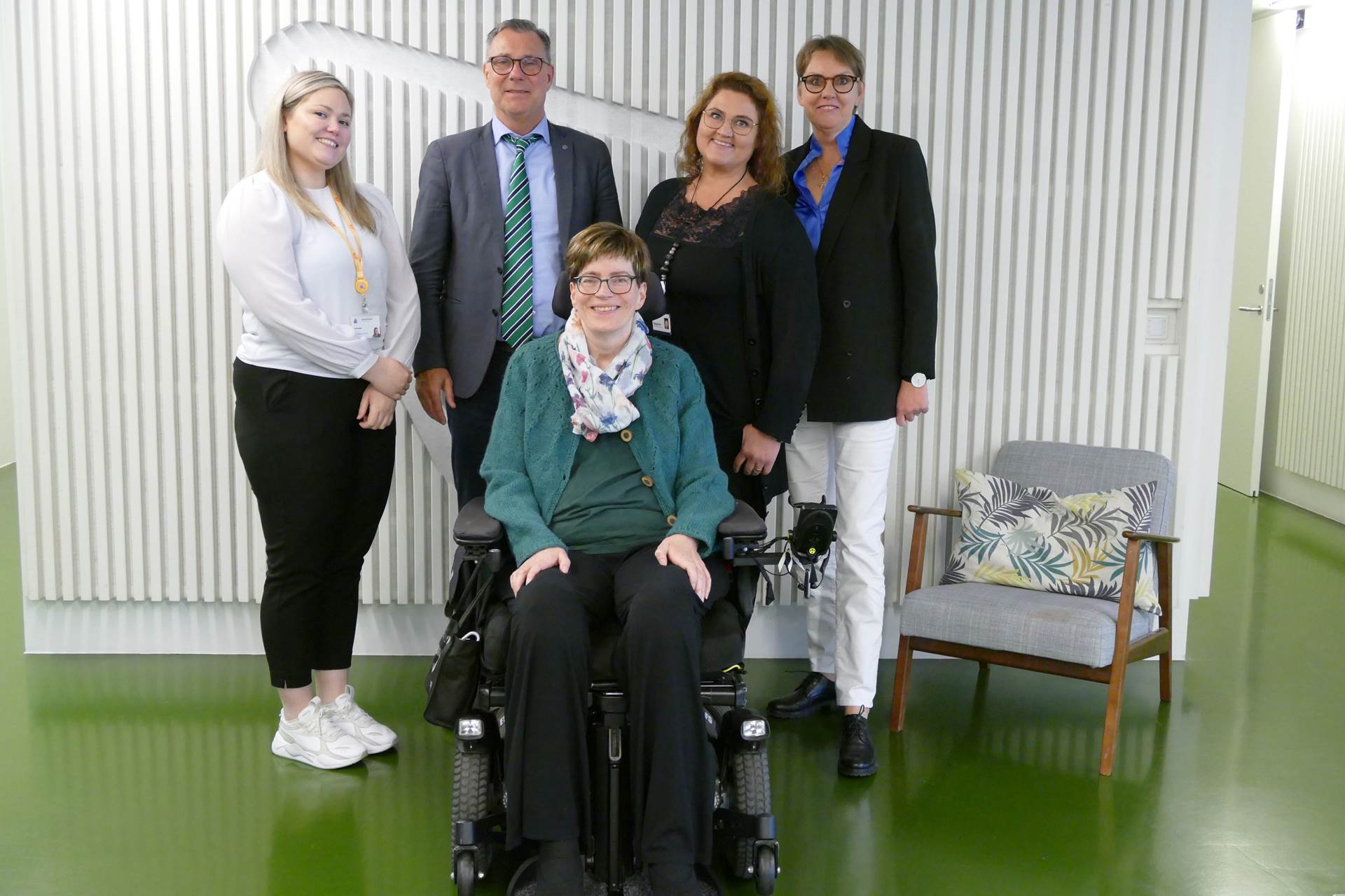 Heilbrigðisráðherra ásamt fulltrúum úr starfshópnum - mynd