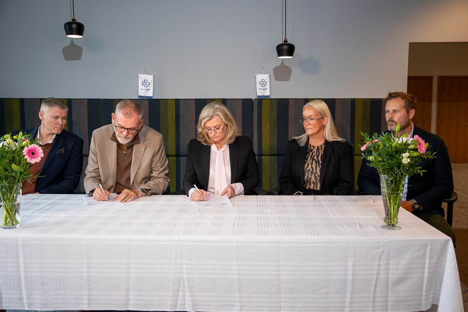 Frá vinstri: Kristján Jón Jónatansson, framkvæmdastjóri Klínikunnar, Sigurður Helgi Helgason, forstjóri Sjúlkratrygginga, Alma D. Möller heilbrigðisráðherra, Hannes Sigurjónsson, læknir hjá Læknahúsinu DEA Medica, og Dagný Jónsdóttir, framkvæmdastjóri Stoðkerfa. - mynd