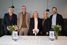 Frá vinstri: Kristján Jón Jónatansson, framkvæmdastjóri Klínikunnar, Sigurður Helgi Helgason, forstjóri Sjúlkratrygginga, Alma D. Möller heilbrigðisráðherra, Hannes Sigurjónsson, læknir hjá Læknahúsinu DEA Medica, og Dagný Jónsdóttir, framkvæmdastjóri Stoðkerfa. - mynd