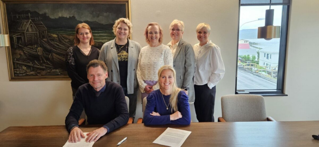 Lúðvík Þorgeirsson, forstjóri HVest, og Gunnþórunn Bender, forseti bæjarstjórnar Vesturbyggðar, undirrita samninginn. - mynd