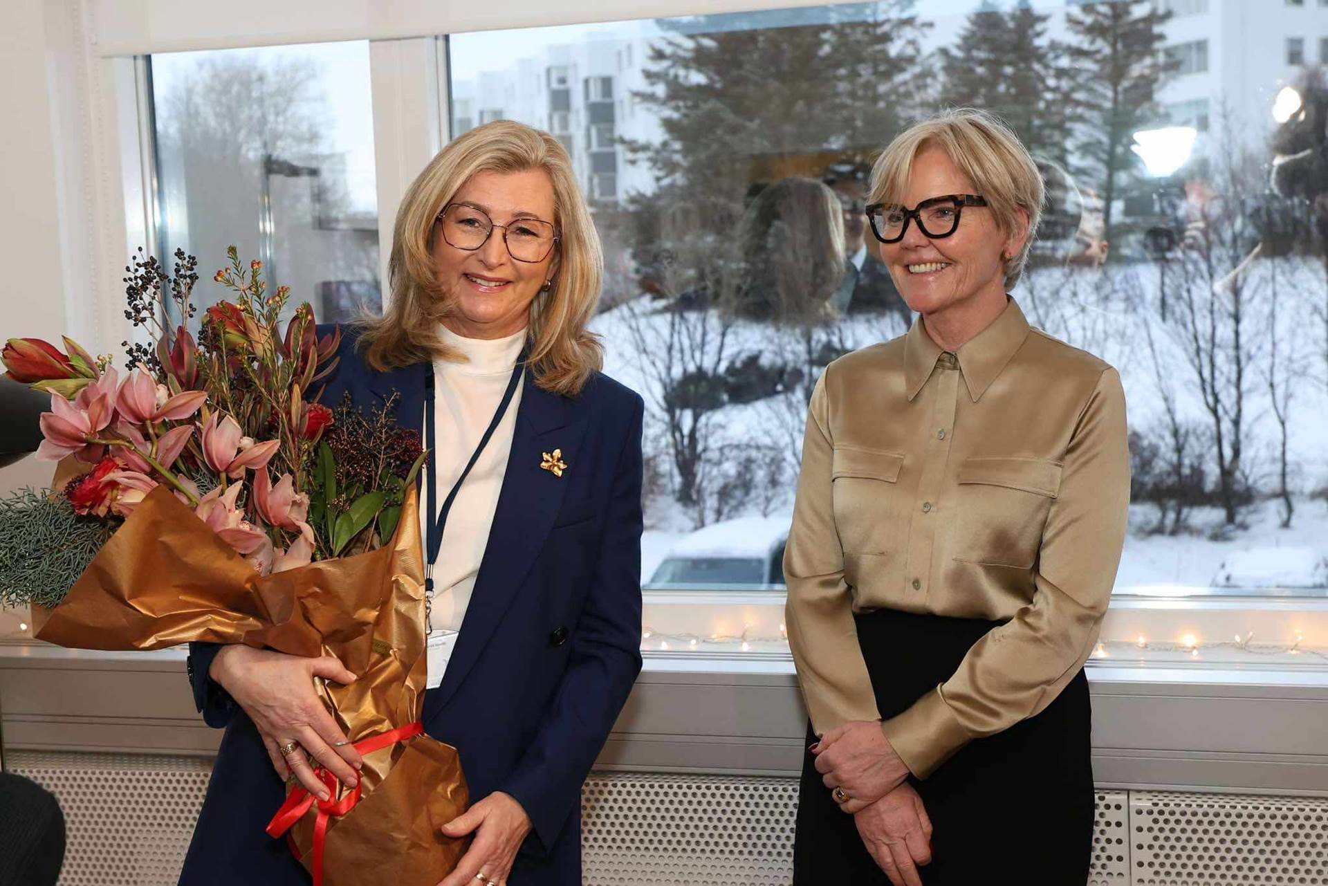 Alma D. Möller heilbrigðisráðherra ásamt Ástu Valdimarsdóttur ráðuneytisstjóra - mynd