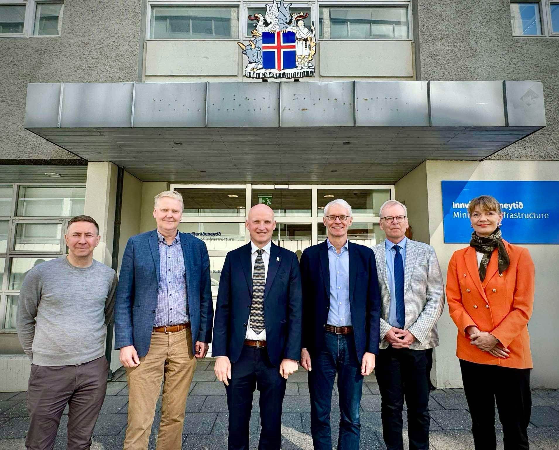 Eyjólfur Ármannsson innviðaráðherra með nýrri stjórn Eyvarar, hæfniseturs í netöryggi. - mynd