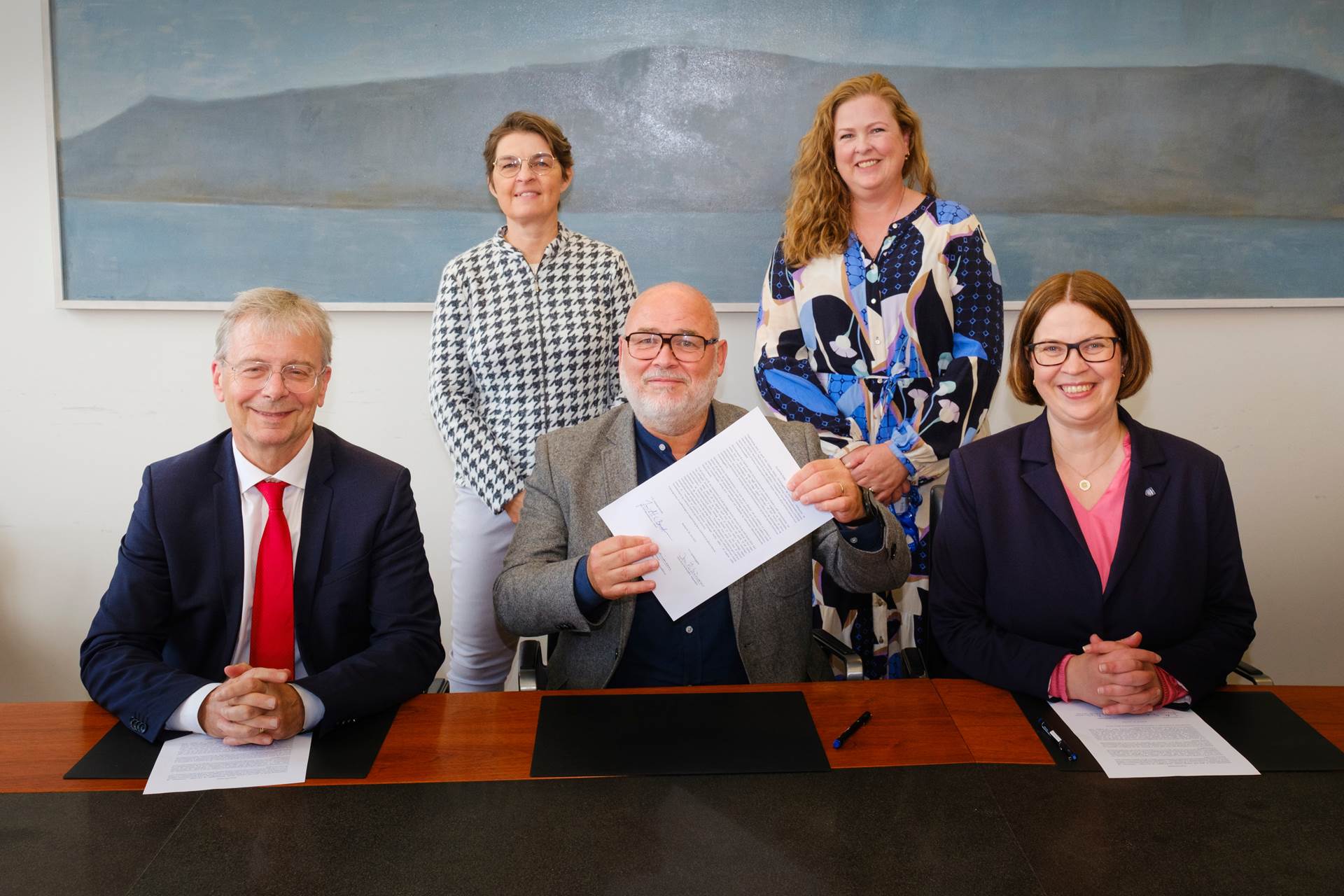 Jón Atli Benediktsson, rektor Háskóla Íslands, Logi Einarsson menningar-, nýsköpunar- og háskólaráðherra, Jóna Árný Þórðardóttir, bæjarstjóri Fjarðabyggðar, Kolbrún Pálsdóttir forseti menntavísindasvið Háskóla Íslands og Sæunn Stefánsdóttir sviðsstjóri þróunarsviðs Háskóla Íslands. - mynd