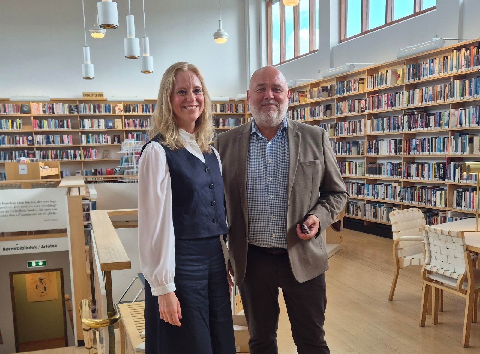 Sabina Westerholm og Logi Einarsson á bókasafni Norræna hússins sem býður eingöngu upp á bókmenntir á Norðurlandamálum eftir norræna höfunda. - mynd
