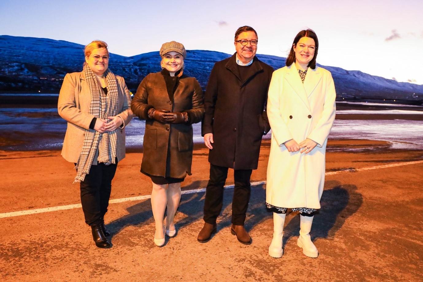 Á Akureyrarflugvelli: Arnheiður Jóhannsdóttir framkvæmdarstjóri Markaðsstofu Norðurlands, Lilja Alfreðsdóttir menningar- og viðskiptaráðherra, Pétur Óskarsson forstjóri Íslandsstofu og Dagmar Ýr Stefánsdóttir framkvæmdarstjóri Austurbrúar. - mynd