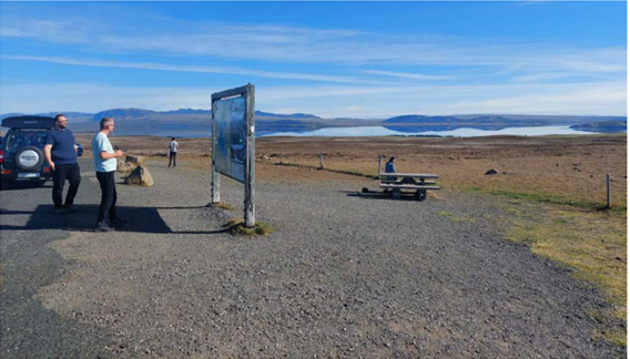 Ferðamenn á áningarstað við Vilborgarkeldu - mynd