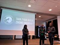 Utanríkisráðherra heilsar upp á stúlknalið Ascent Soccer frá Malaví - mynd úr myndasafni númer 2
