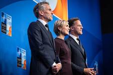 Dick Schoof, forsætisráðherra Hollands, og Mark Rutte, framkvæmdastjóri Atlantshafsbandalagsins, bjóða Kristrúnu Frostadóttur, forsætisráðherra, velkomna á leiðtogafundinn. - mynd