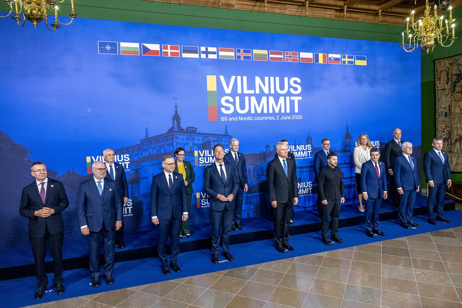 Fulltrúar B9 ríkjanna og Norðurlandanna ásamt Mark Rutte framkvæmdastjóra Atlantshafsbandalagsins og Volodómír Selenskí Úkraínuforseta.. - mynd