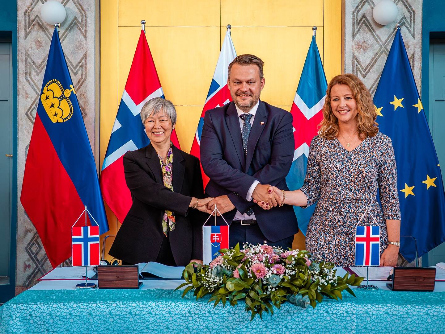 Susan Eckey, sendiherra Noregs gagnvart Austurriki og Slóvakíu, Samuel Migaľ, ráðherra fjárfestinga, svæðisbundinnar þróunar og upplýsingavæðingar í Slóvakíu, og Helga Hauksdóttir sendiherra Íslands gagnvart Slóvakíu handsala samkomulagið í dag. - mynd