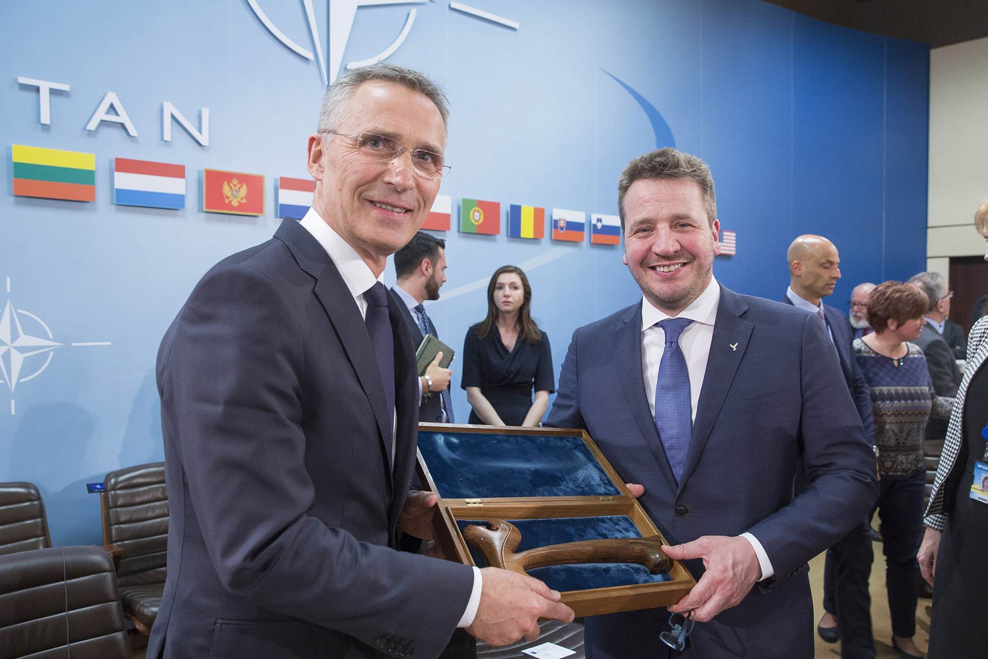 Jens Stoltenberg, framkvæmdastjóri NATO, og Guðlaugur Þór Þórðarson utanríkisráðherra með fundarhamarinn er Ásmundur Sveinsson myndhöggvari mótaði í upphafi, en Jón Benediktsson skar út eftirgerð að. - mynd