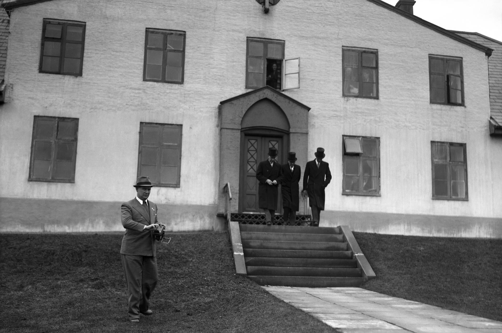 10. maí 1940. Ísland hernumið. Nýskipaður sendiherra Breta, Howard Smith og fulltrúar hans koma úr Stjórnarráðinu, eftir fund með ríkisstjórn Íslands. - mynd