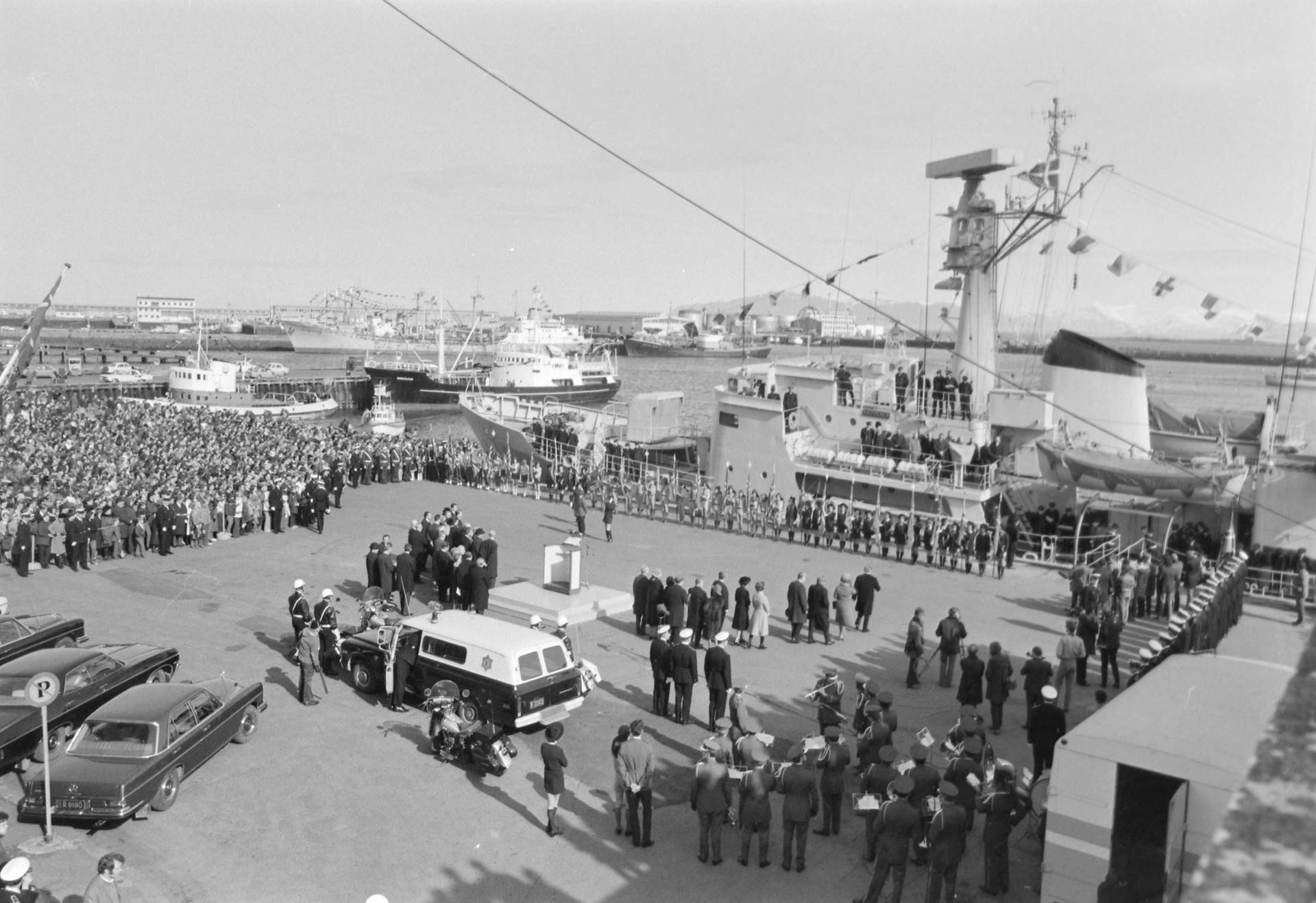 Mikill mannfjöldi safnaðist saman á Miðbakka Reykjavíkurhafnar þann 21. apríl 1971 þegar Vædderen lagðist að bryggju með Flateyjarbók og Konungsbók Eddukvæða um borð. - mynd