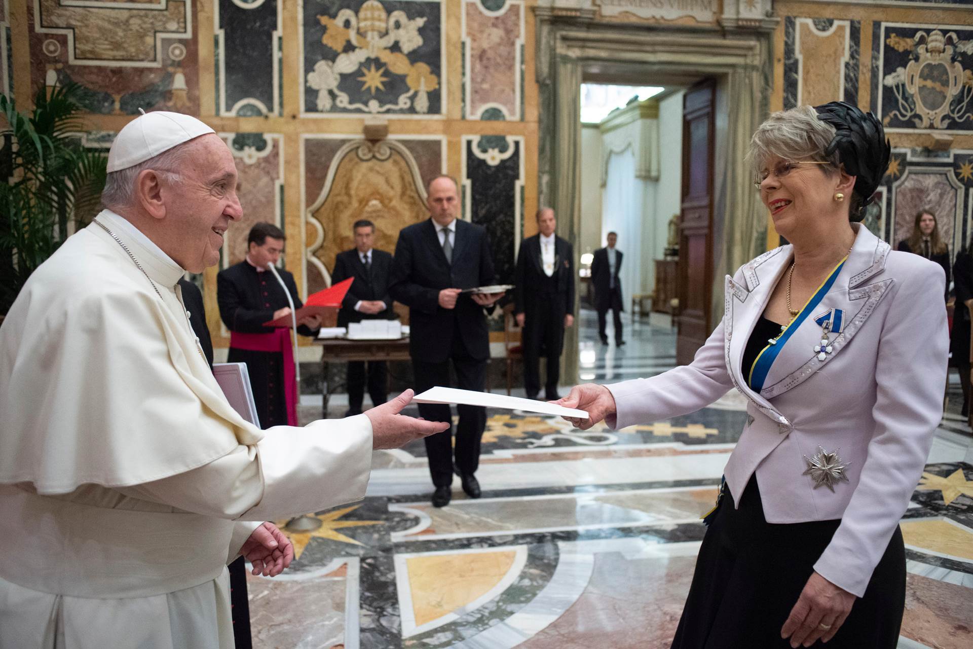 Sigríður Snævarr afhenti Francis l páfa trúnaðarbréf sem sendiherra Íslands hjá Páfastóli þann 13. desember 2018. - mynd