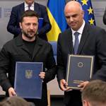 Volodómír Selenskí forseti Úkraínu og Alain Beret, aðalframkvæmdastjóri Evrópuráðsins að lokinni undirskrift.. - mynd