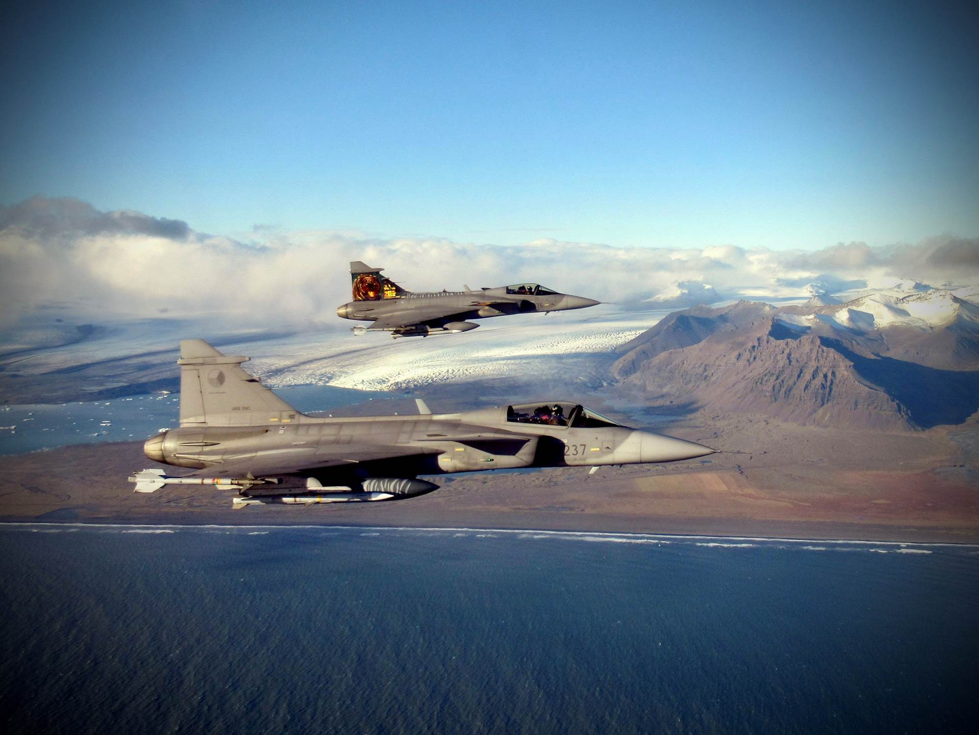 JAS-39C Gripen orrustuþotur tékkneska flughersins við Ísland. - mynd