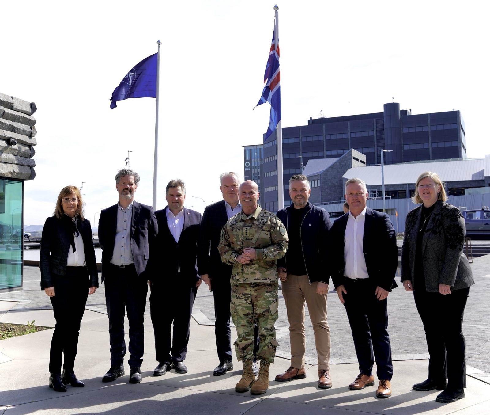 Christopher G. Cavoli, yfirhershöfðingi Atlantshafsbandalagsins, og Erin Sawyer, staðgengill sendiherra Bandaríkjanna á Íslandi, ásamt samráðshópi þingmanna um mótun stefnu Íslands í öryggis- og varnarmálum. - mynd