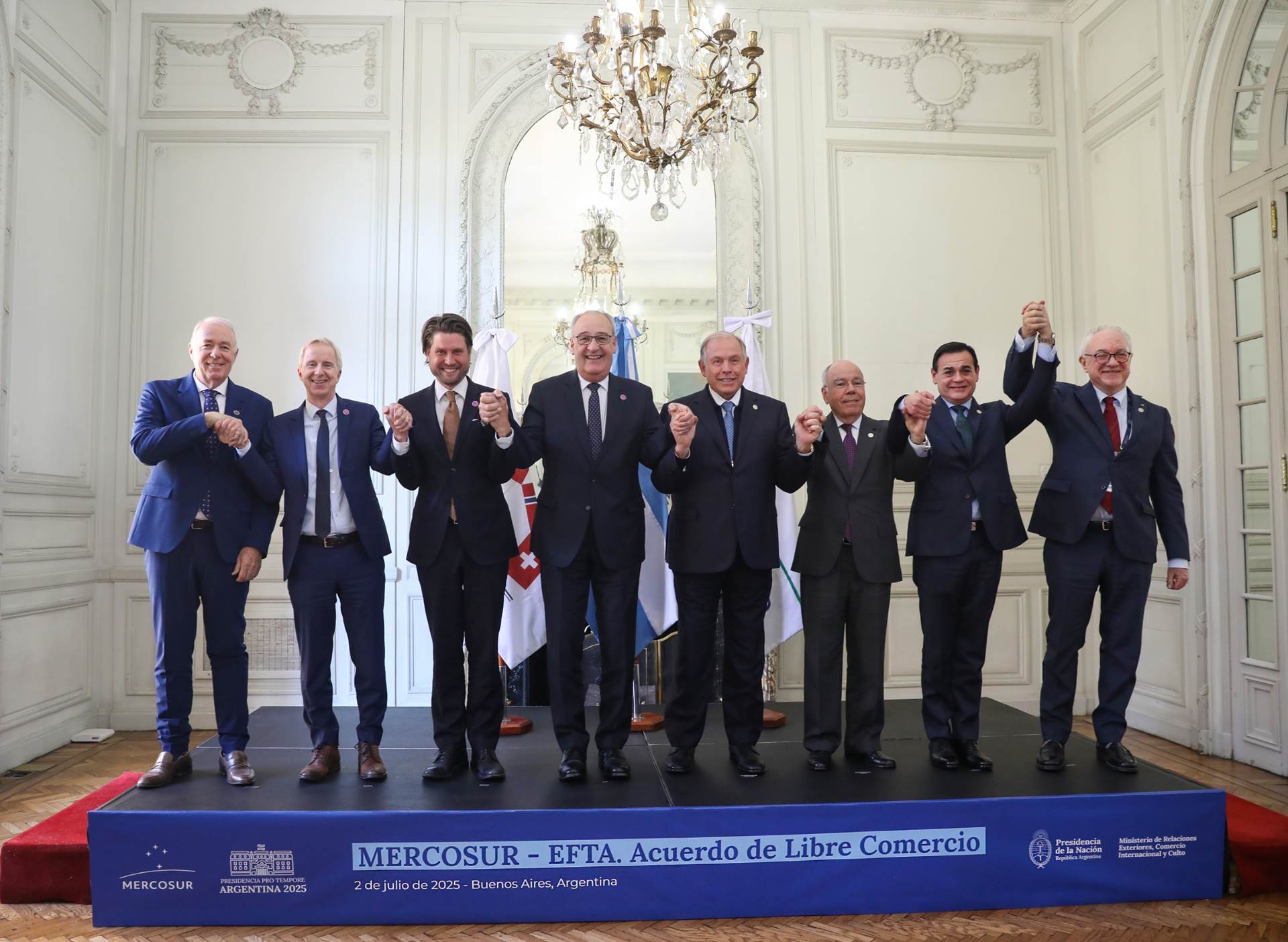 Fulltrúar EFTA og Mercosur-ríkjanna eftir að tilkynnt var um samkomulagið í Buenos Aires í dag. - mynd