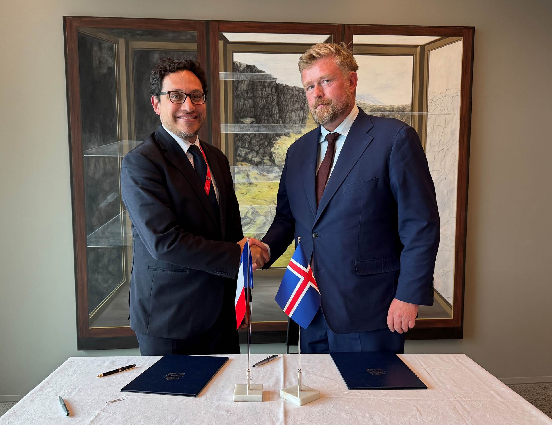 Jónas G. Allansson skrifstofustjóri varnarmálaskrifstofu utanríkisráðuneytisins og Alexandre Escorcia, skrifstofustjóri málefna Evrópu, Norður-Ameríku og fjölþjóðasamstarfs hjá varnarmálaráðuneyti Frakklands, að lokinni undirskrift. - mynd