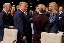 Kristrún Frostadóttir forsætisráðherra og Þorgerður Katrín Gunnarsdóttir utanríkisráðherra ræða við Donald Trump Bandaríkjaforseta. - mynd