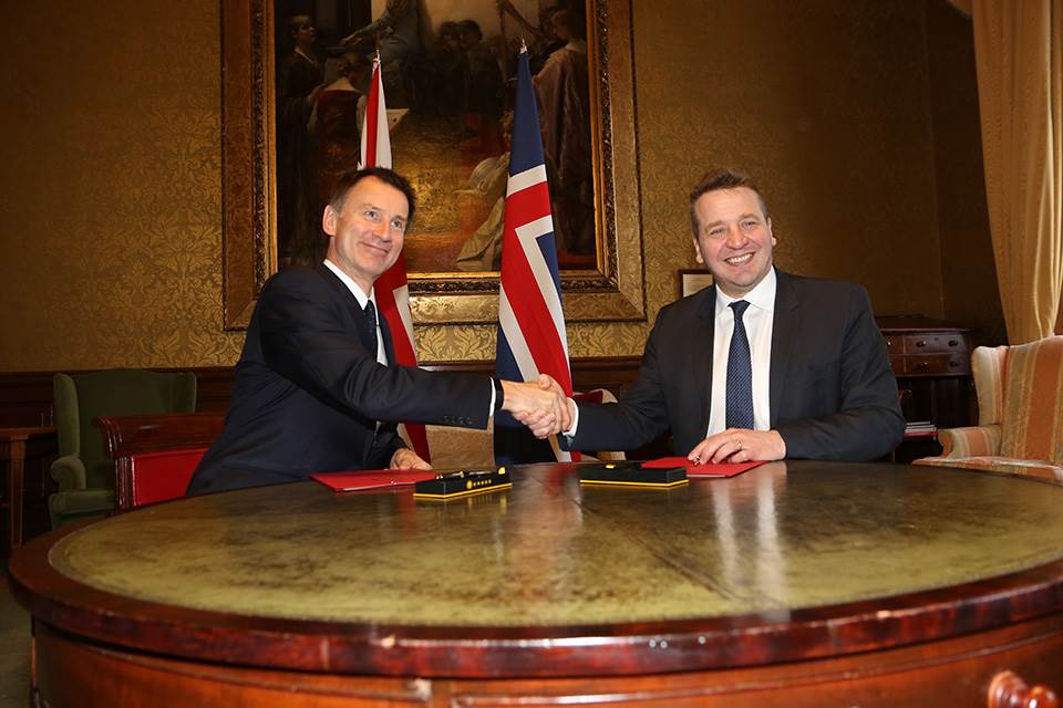 Jeremy Hunt og Guðlaugur Þór Þórðarson handsala samkomulagið - mynd