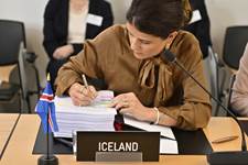 Þórdís Kolbrún Reykfjörð Gylfadóttir undirritar uppfærðan fríverslunarsamning við Chile.  - mynd