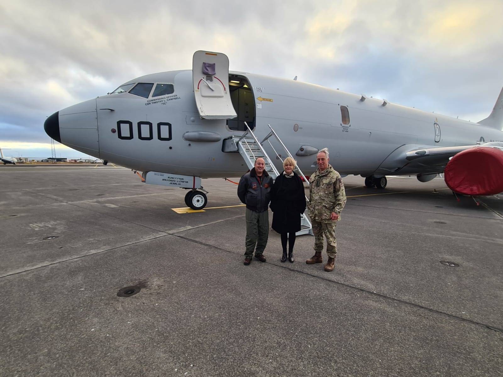 Bryndís Kjartansdóttir, skrifstofustjóri öryggis- og varnarmálaskrifstofu utanríkisráðuneytisins, og Tim Radford hershöfðingi, ásamt yfirmanni P8-flugsveitar Bandaríkjahers. - mynd