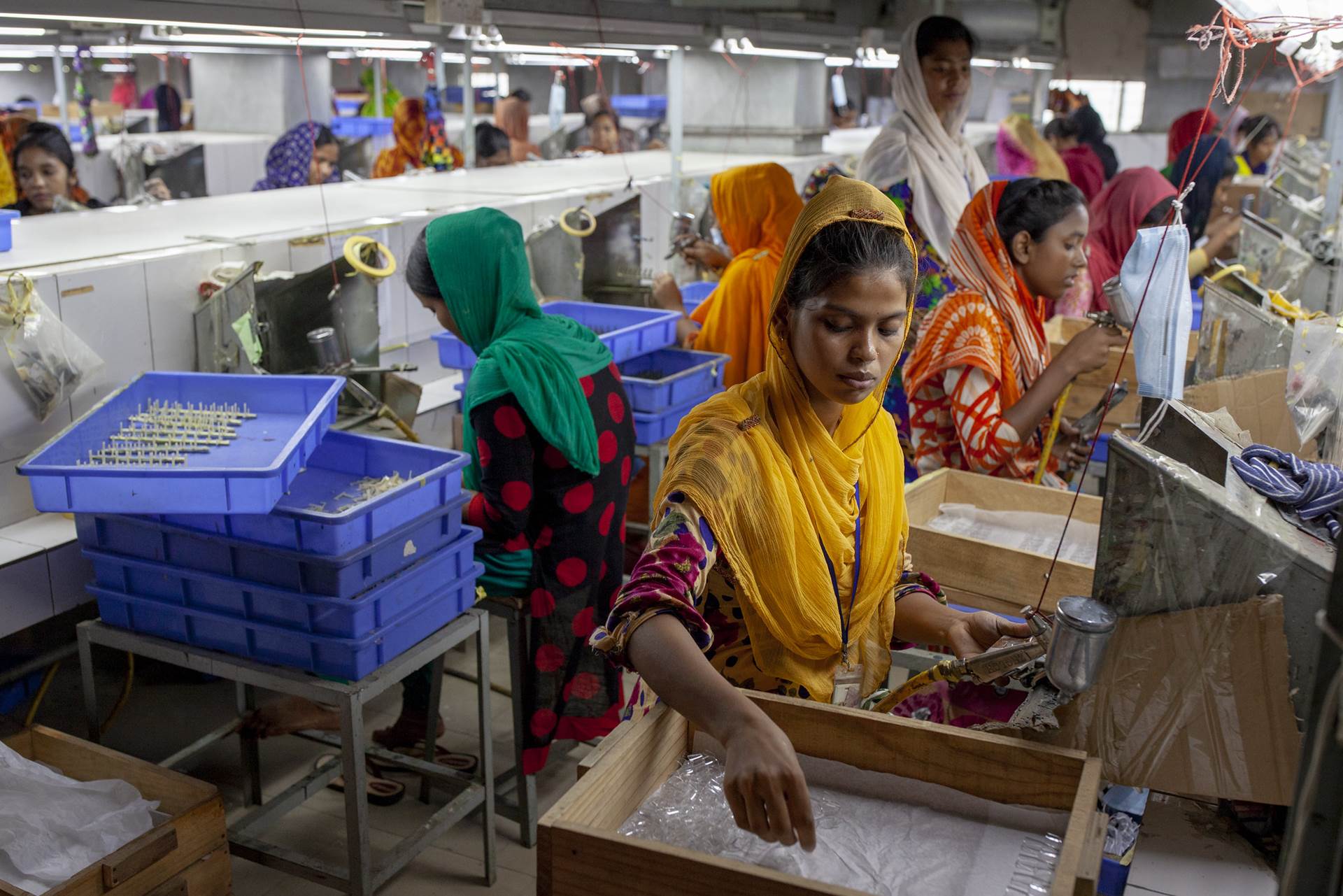 Konur við störf í verksmiðju í Bangladesh. - mynd