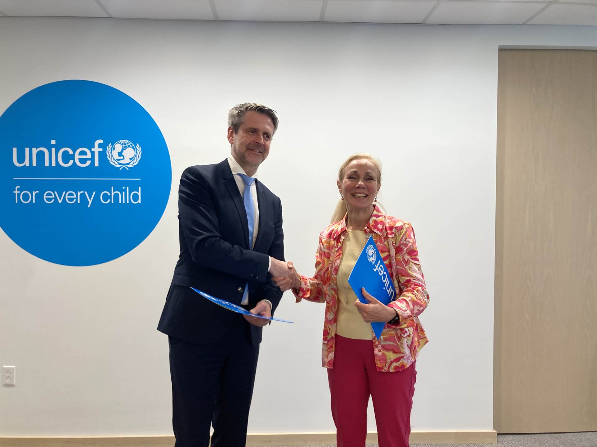 Martin Eyjólfsson, ráðuneytisstjóri utanríkisráðuneytisins, og Kitty van der Heijden, varaframkvæmdastjóri UNICEF, skrifuðu undir samning um stuðning Íslands við Jafnréttissjóð UNICEF í síðustu viku.  - mynd