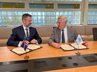 Martin Eyjólfsson, ráðuneytisstjóri í utanríkisráðuneytinu, og Filippo Grandi, framkvæmdastjóri UNHCR, við undirritun samningsins. - mynd