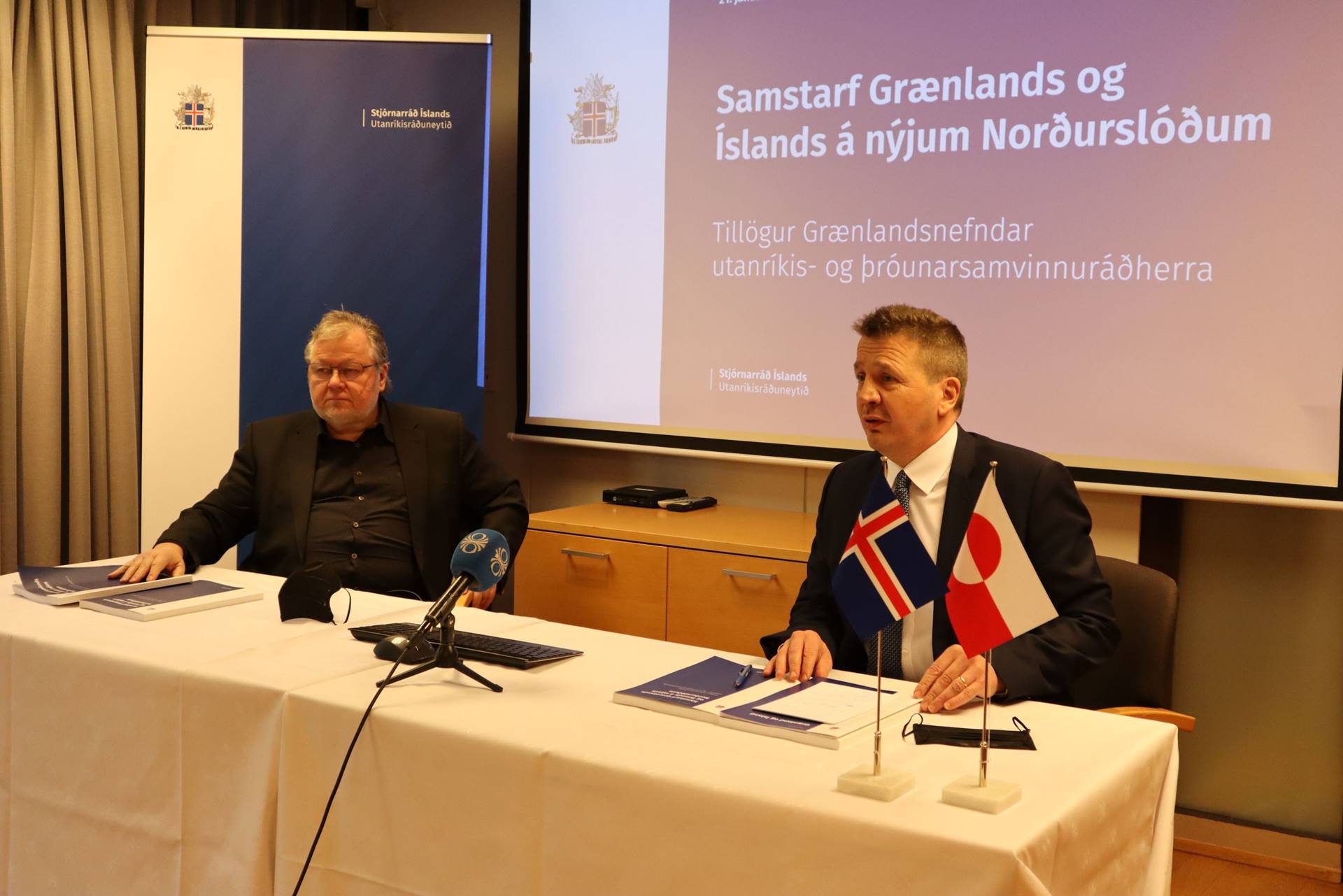 Guðlaugur Þór Þórðarson og Össur Skarphéðinsson kynna skýrsluna á blaðamannafundi í utanríkisráðuneytinu í dag - mynd