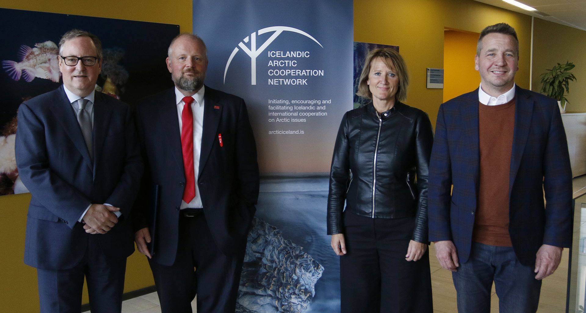 Frá vinstri: Pétur Ásgeirsson sendiherra, Eyjólfur Guðmundsson, rektor HA, Embla Eir Oddsdóttir, frkvstj. Norðurslóðanetsins, og Guðlaugur Þór Þórðarson utanríkis- og þróunarsamvinnuráðherra - mynd