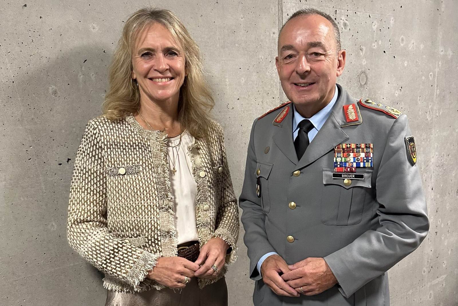 Þorgerður Katrín Gunnarsdóttir utanríkisráðherra ásamt Carsten Breuer yfirhershöfðingja þýska heraflans. - mynd