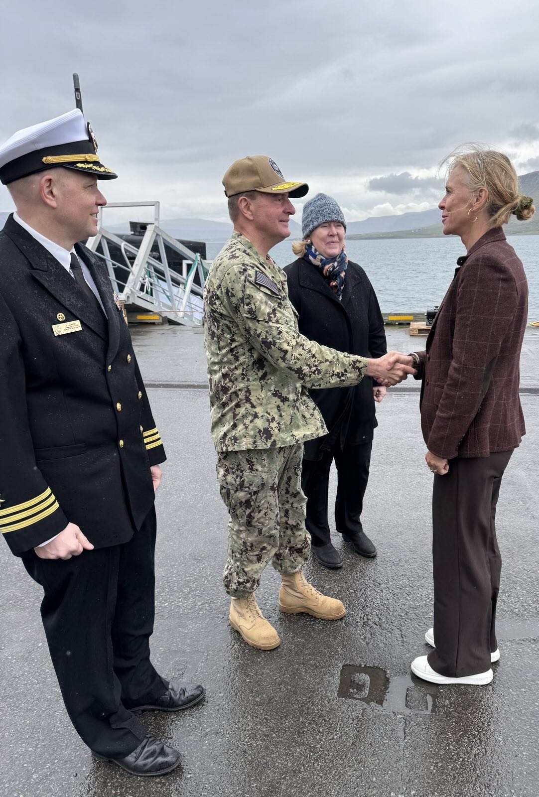 Eric McCay, skipstjóri USS Newport News, Stuart B. Munsch, aðmíráll í bandaríska sjóhernum, Þorgerður Katrín Gunnarsdóttir, utanríkisráðherra, og Erin Sawyer, starfandi sendiherra Bandaríkjanna á Íslandi, á Grundartanga í dag. - mynd