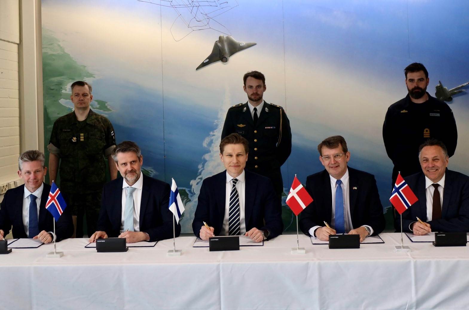 Pål Jonson, varnarmálaráðherra Svíþjóðar, Martin Eyjólfsson, ráðuneytisstjóri utanríkisráðuneytisins, Antti Häkkänen, varnarmálaráðherra Finnlands, Troels Lund Poulsen, varnarmálaráðherra Danmerkur, og Tore Onshuus Sandvik, varnarmálaráðherra Noregs, undirrita uppfært samkomulag um norrænt varnarsamstarf. - mynd