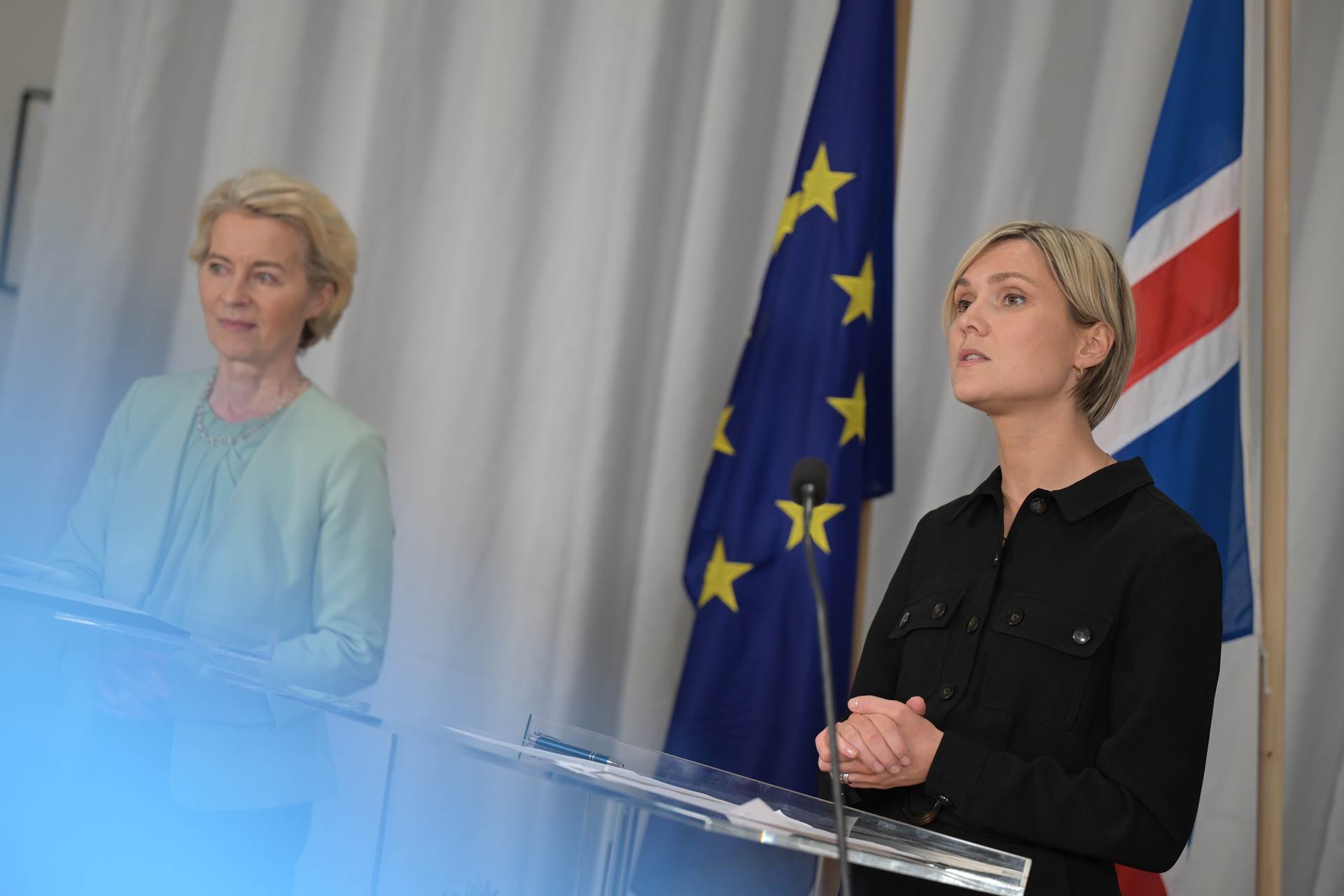 Kristrún Frostadóttir forsætisráðherra og Ursula von der Leyen, forseti framkvæmdastjórnar Evrópusambandsins á blaðamannafundi á öryggissvæðinu á Keflavíkurflugvelli. - mynd