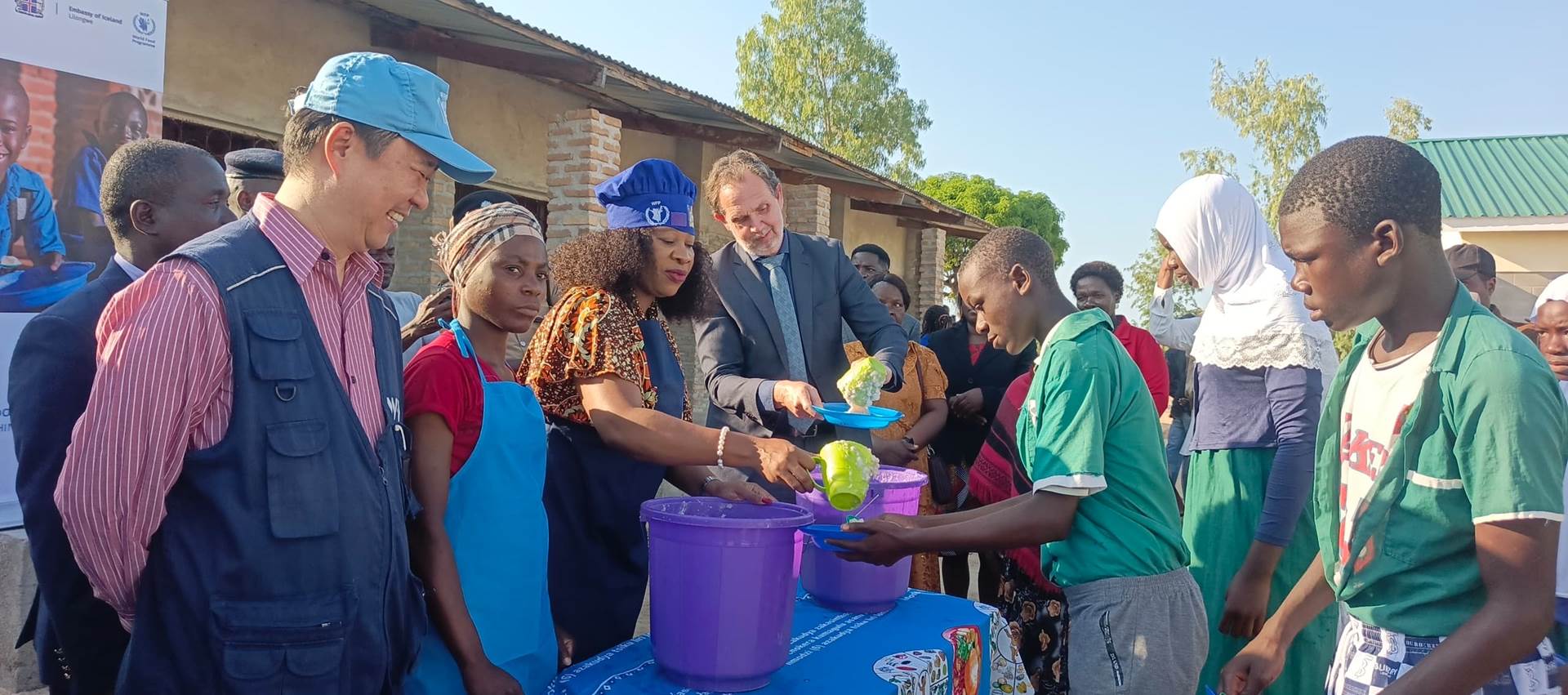 Yfirmaður WFP í Malaví, menntamálaráðherra Malaví, og Davíð Bjarnason, forstöðumaður sendiráðs Íslands í Lilongwe, reiða fram skólamáltíðir - mynd