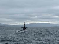 USS Newport News á siglingu inn Hvalfjörð. - mynd