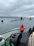 USS Newport News og dráttarbátar Faxaflóahafna, Magni og Haki. - mynd
