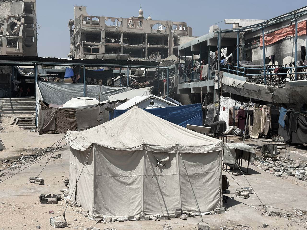 Fólk á vergangi leitar skjóls í eyðilögðum skóla UNRWA í Gazaborg. - mynd