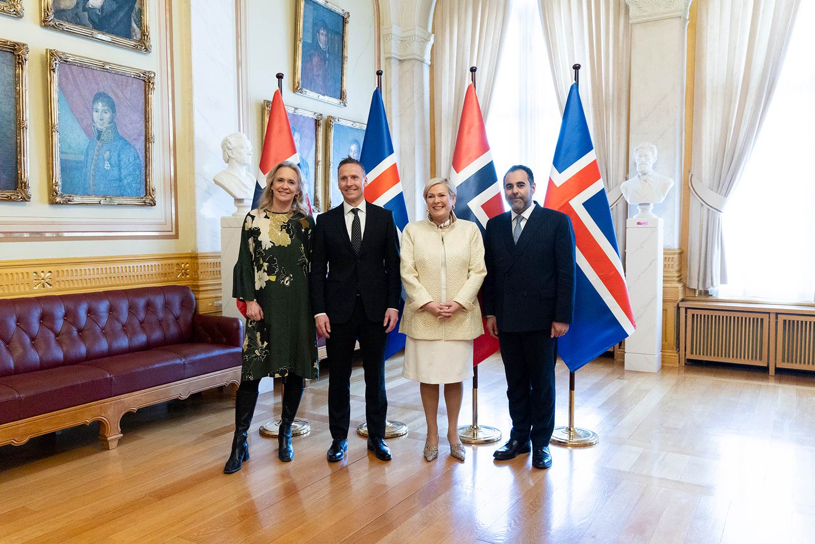 Þorgerður Katrín Gunnarsdóttir utanríkisráðherra ásamt forsetahjónunum og Masud Gharahkhani forseta norska Stórþingsins.  - mynd